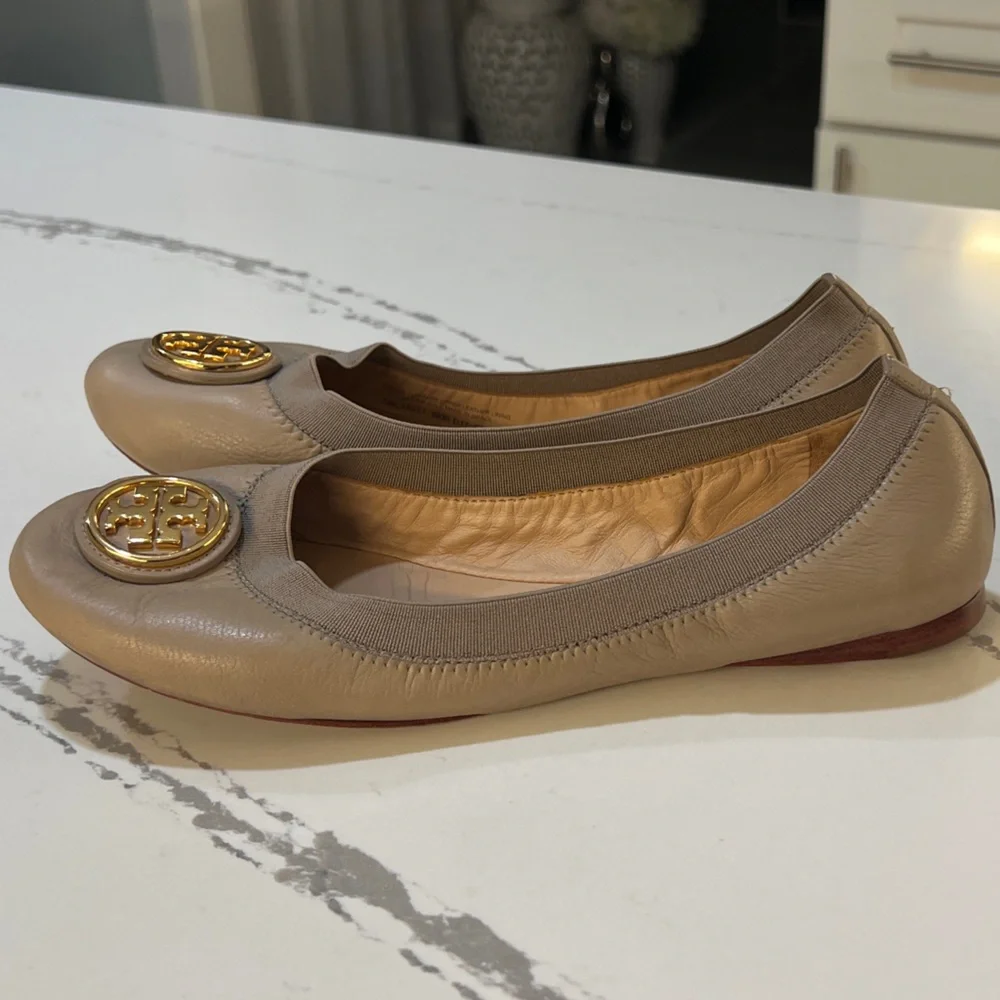 Tory Burch Women's Sand Caroline 2 Flats with Gold Logo size 8M